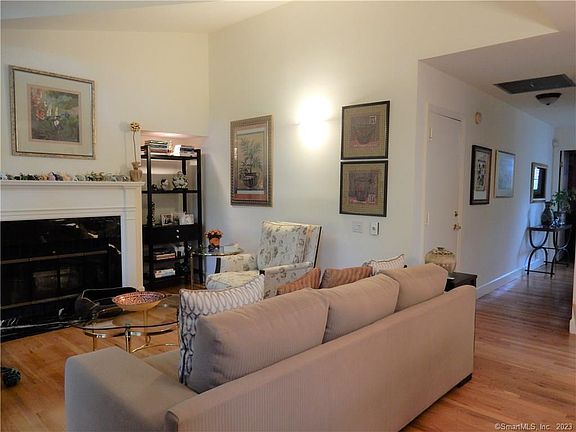 4th image of 230 Saugatuck Ave APT 18