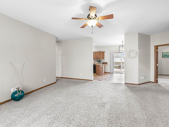 4th image of 656 Joanie Ln
