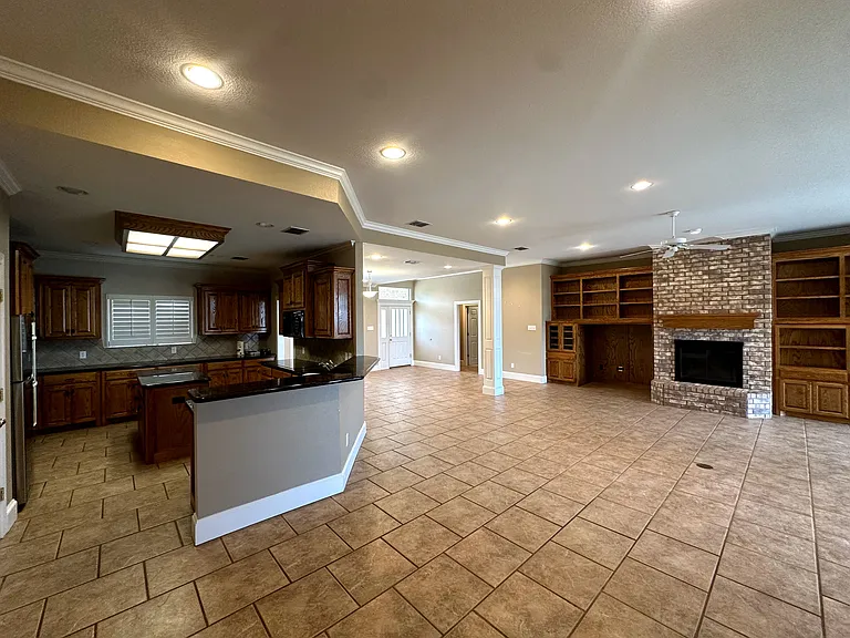 401 Springwood Ct — Photo 6