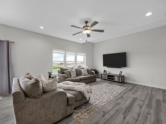 5th image of 2411 Bluegrass St