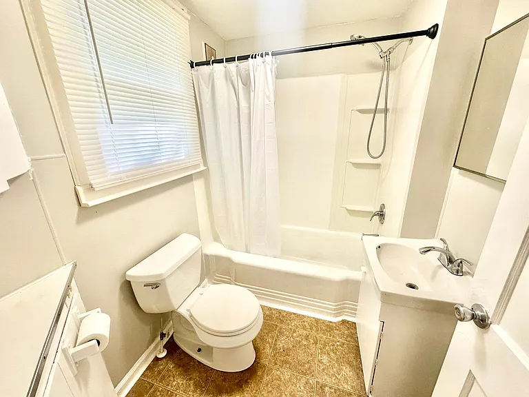 121 Henry St — Photo 3