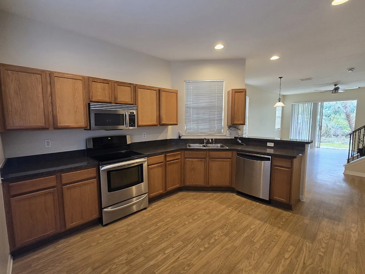 2 bed, 2.5 bath, 1328 sqft, $1,925 — Photo 4