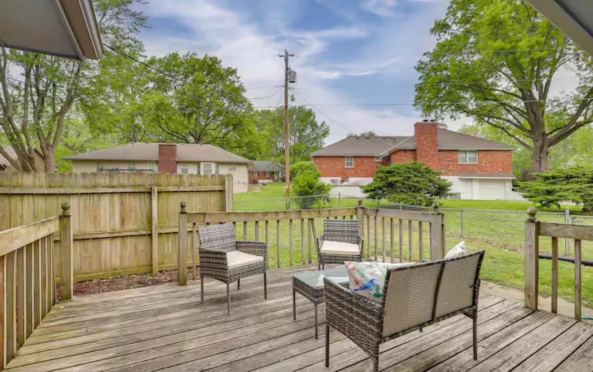 1301 SW Sunrise Dr — Photo 2