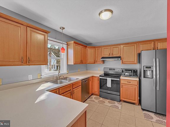 5th image of 98 Dohner St