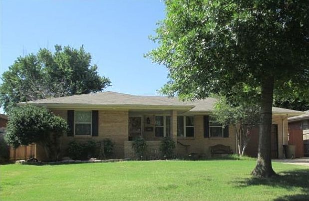 1st image of 2716 Lakeside Dr