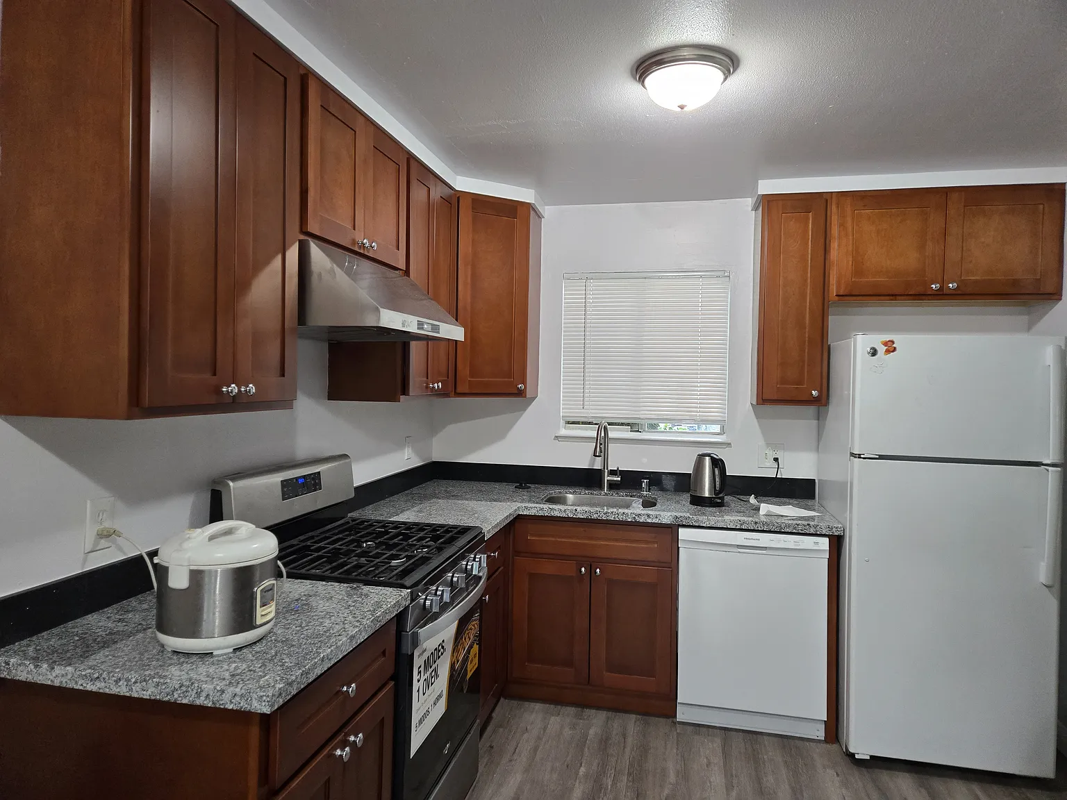 3 bed, 1.5 bath, 1200 sqft, $2,250 — Photo 1