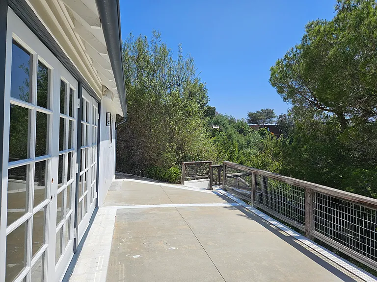 2828 Benedict Canyon Dr — Photo 16