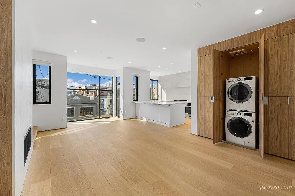Pristine new construction 3 bedroom,3 bath. Yard. — Photo 3