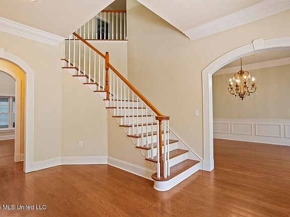 3rd image of 104 Overbrook Hl