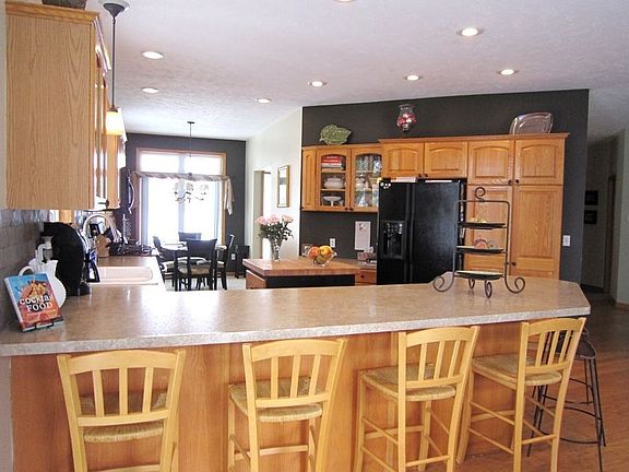 roomy, convenient snack bar