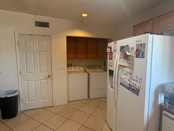4th image of 1223 E Blacklidge Dr