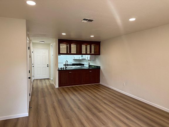 4th image of 443 Eastgate Ln