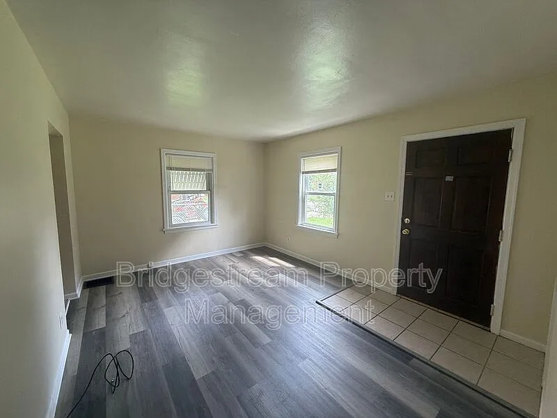 3 bed, 1.0 bath, 955 sqft, $895 — Photo 3