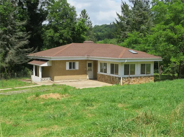 16 Old Pittsburgh Ln, Smock, PA 15480