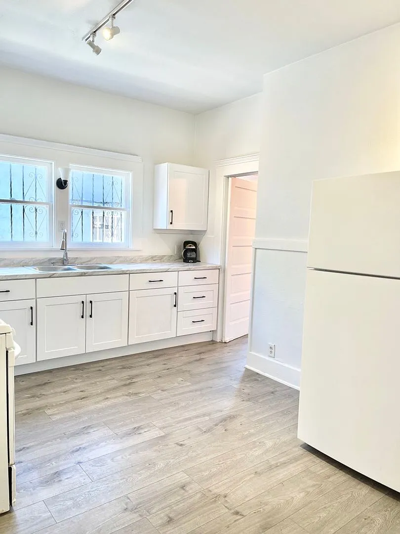 HUGE! Beautiful 1 Bedroom + 1 Bath + PATIO in charming neighborhood. — Photo 3