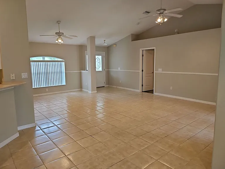 124 Foxhall Ln — Photo 3