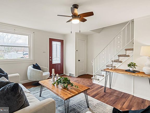 4th image of 810 Bennington Rd