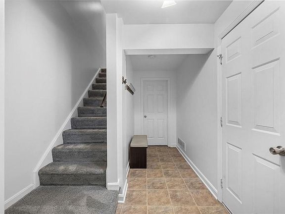 4th image of 1323 Meadowbrook Dr