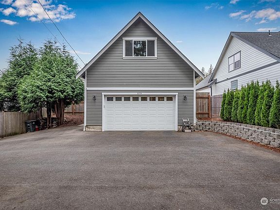 2nd image of 2276 Aspen Pl