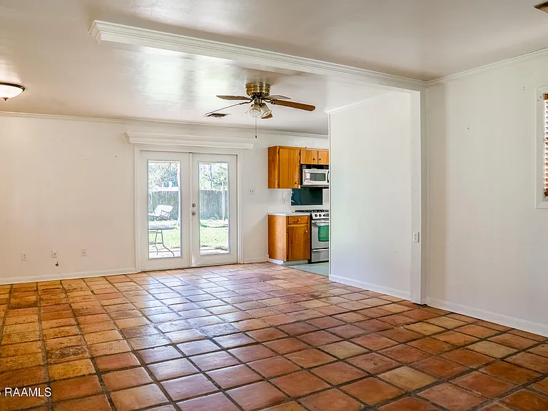 213 Birch Dr — Photo 3