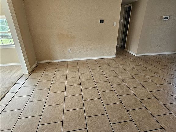 3rd image of 3003 NE Pioneer Blvd