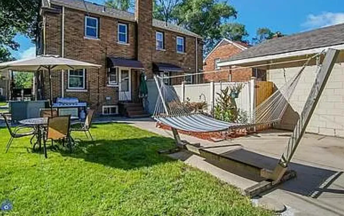 2 bed, 1200 sqft, $1,800 — Photo 1