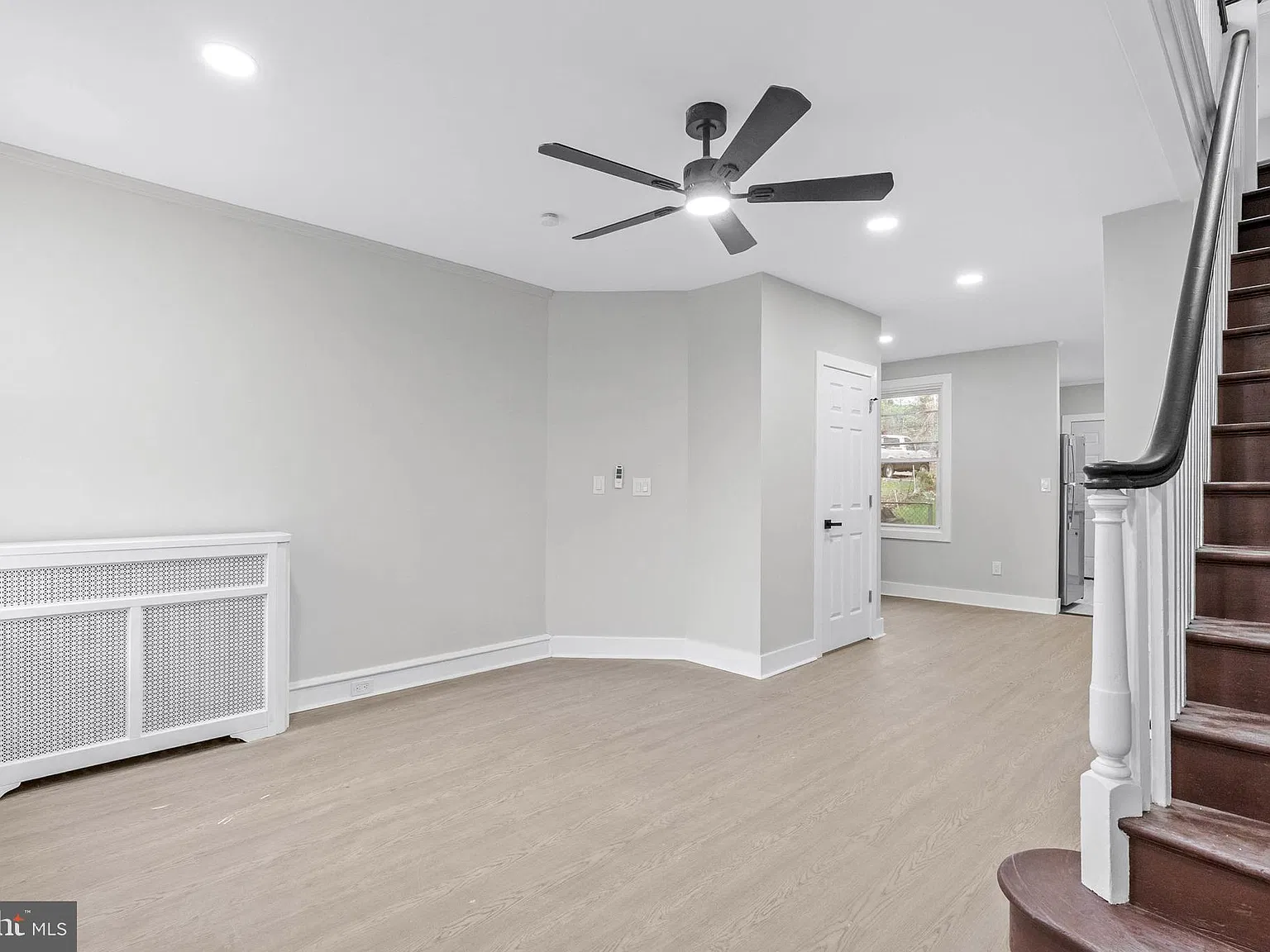 3 bed, 1.5 bath, 1030 sqft, $2,000 — Photo 3