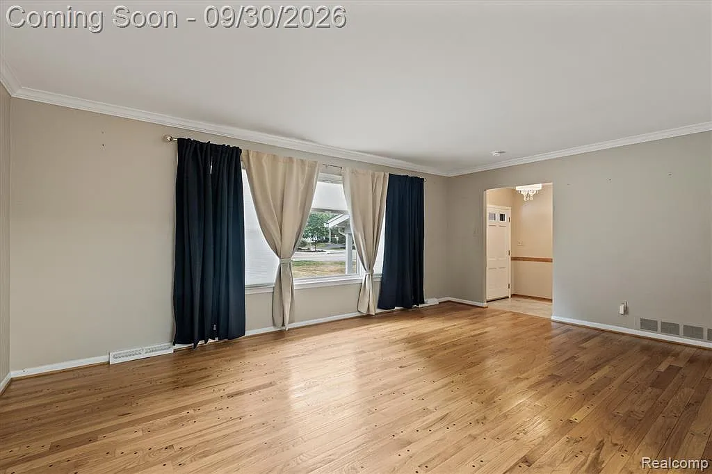 5 bed, 3.0 bath, 2391 sqft, $4,250 — Photo 3