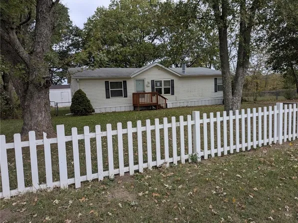 7529 Beach Dr, Odessa, MO 64076