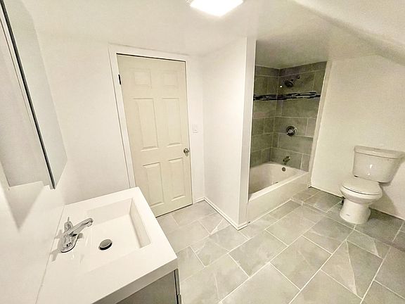 4th image of 174 Roebling Ave