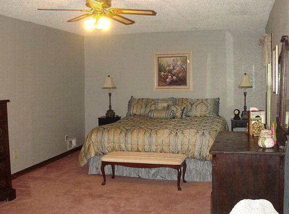 5th image of 136 Valley Cir