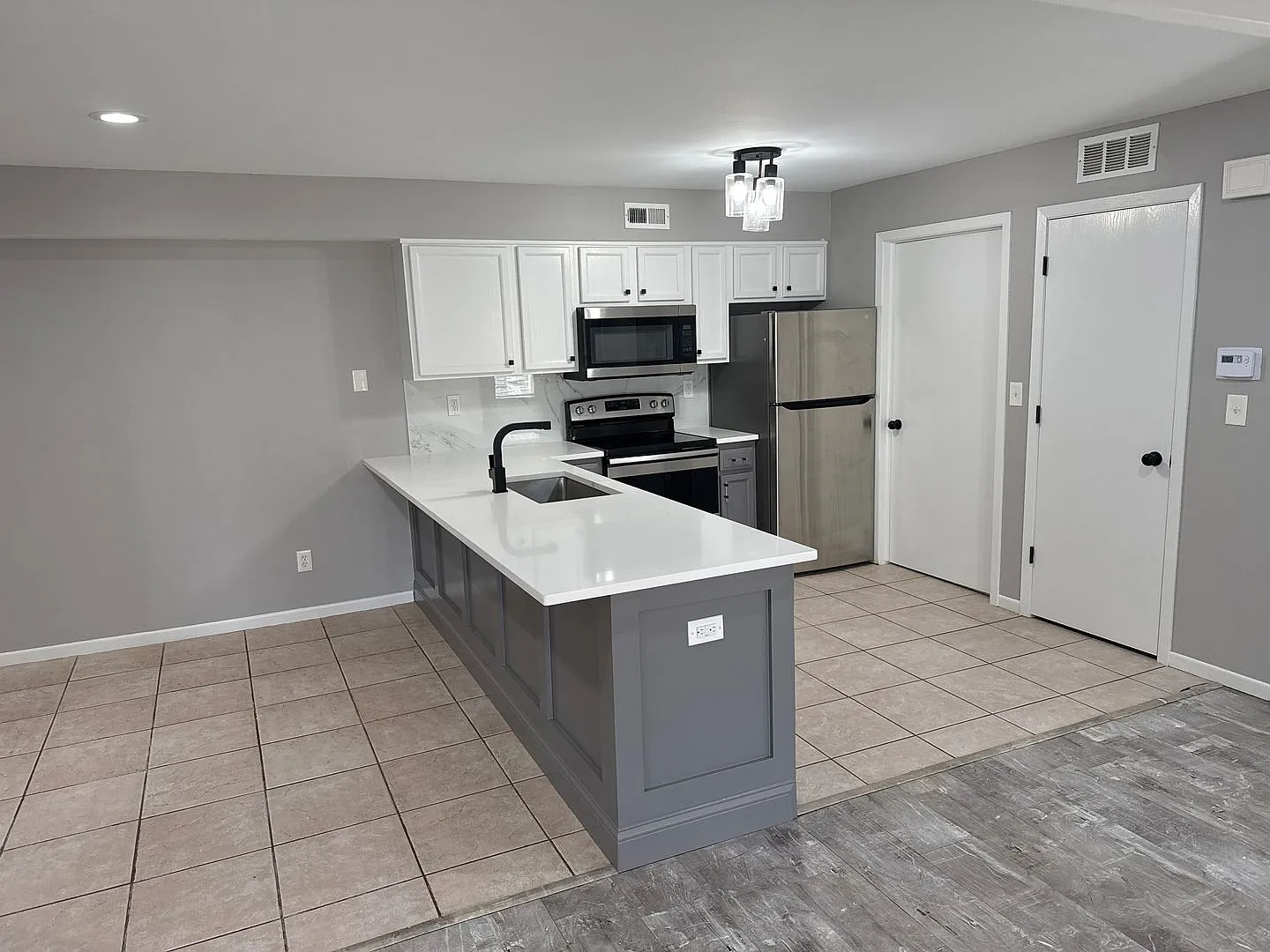 Urban Oasis Awaits! 2BR/2BA w/ balcony/patio, Close to Shopping and Entertainment! — Photo 1