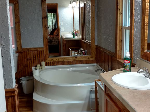 Master Bath w/ ceramic tile 