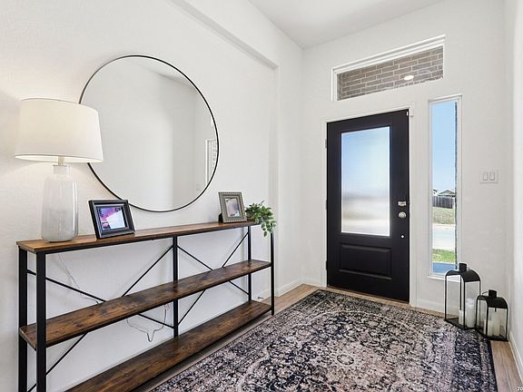 3rd image of 8908 Luciano