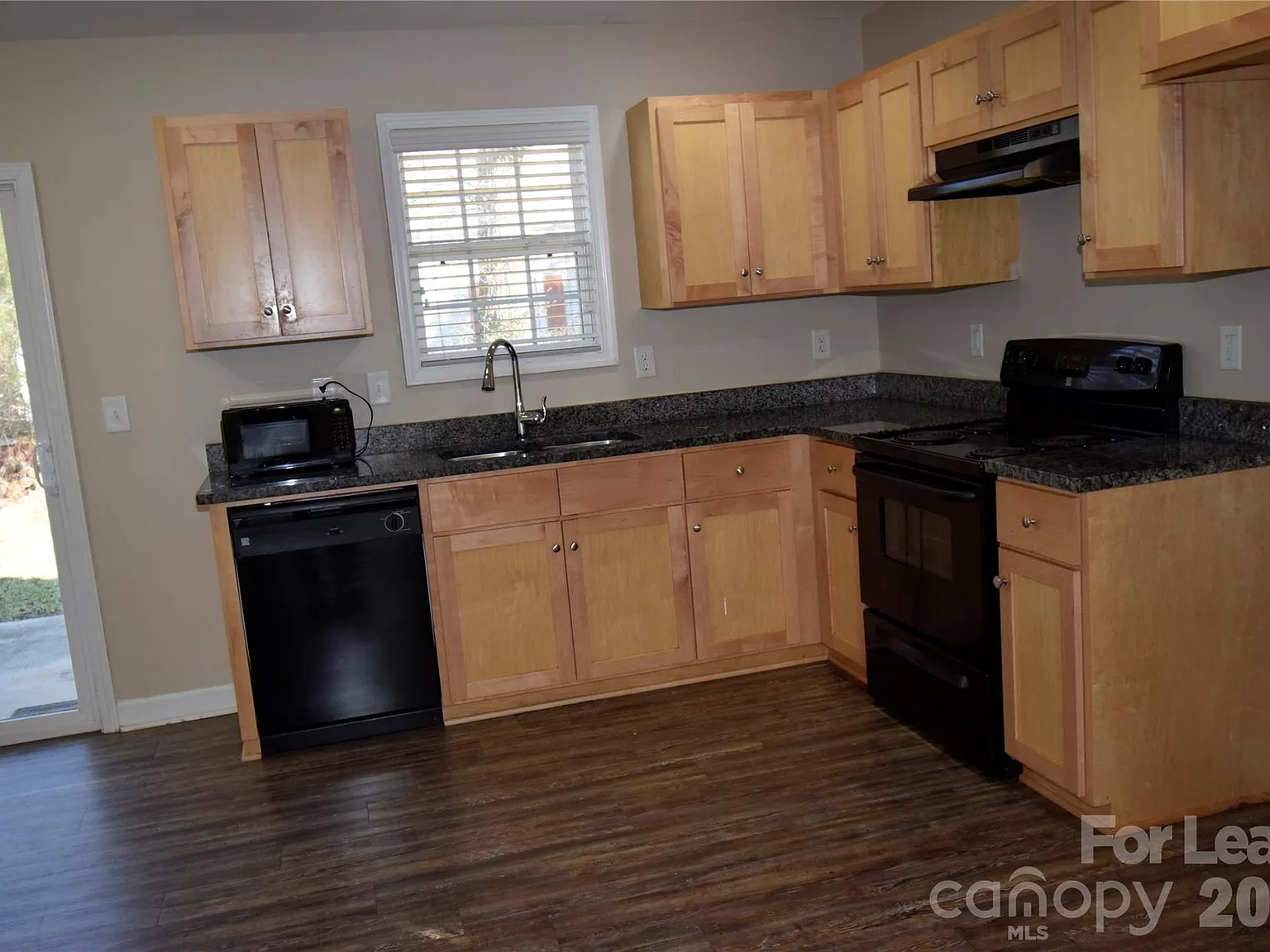 3 bed, 2.5 bath, 1257 sqft, $1,700 — Photo 2
