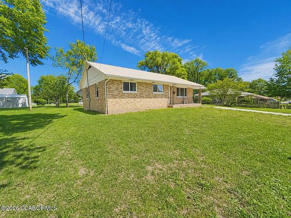 3rd image of 304 W Barry Ave