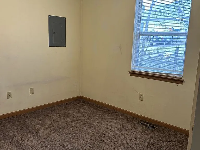 810 E Jackson St — Photo 6