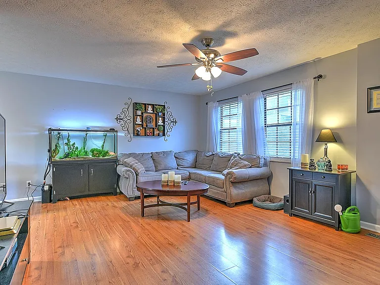 211 Hayter Dr — Photo 11
