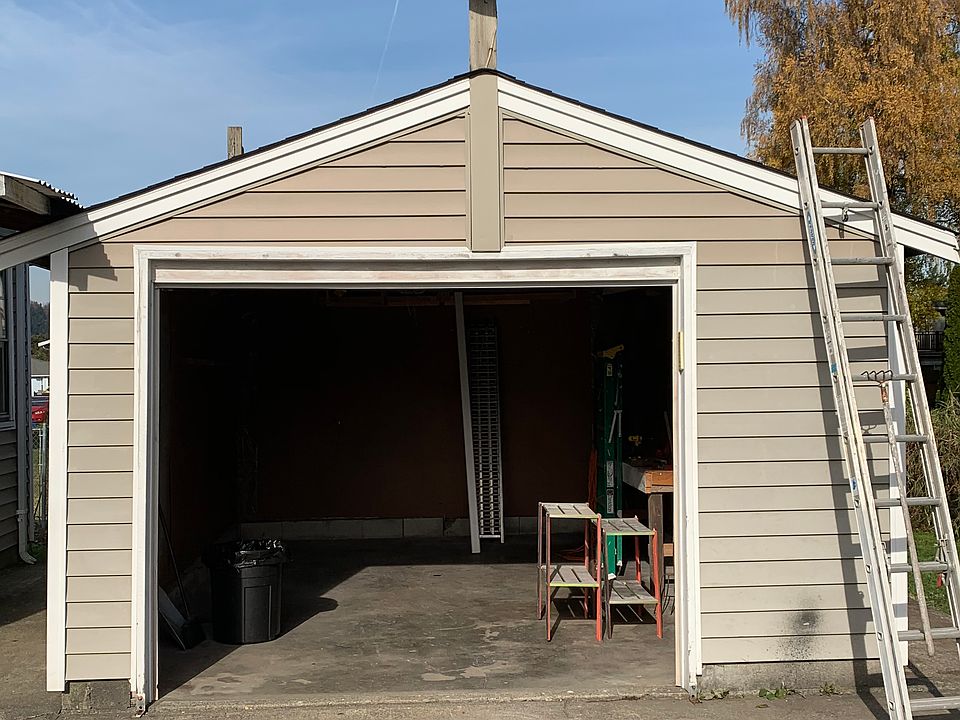 1st image of 213 8th Ave N