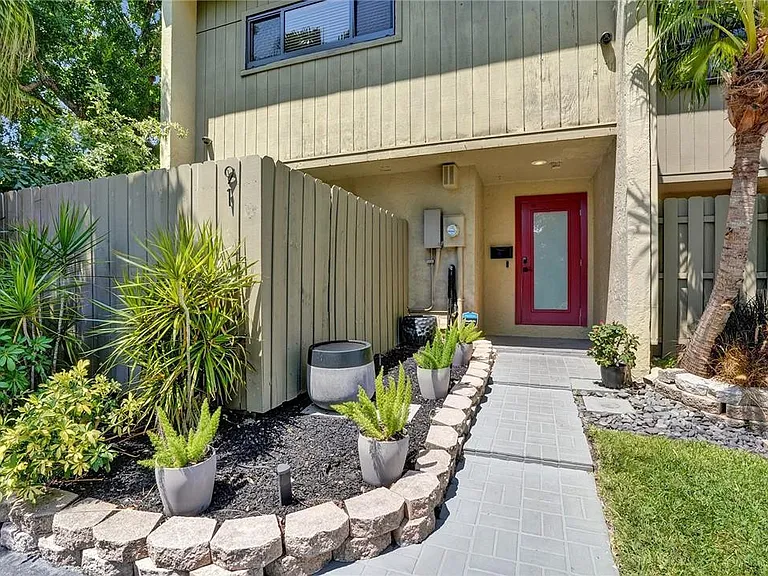 91 NE 17th Ct — Photo 1