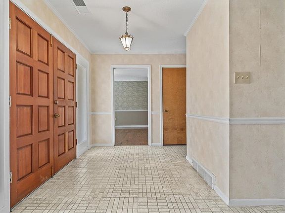 5th image of 7504 Apple Valley Rd