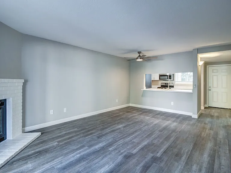 Round Hill Creek Apartments — Photo 10