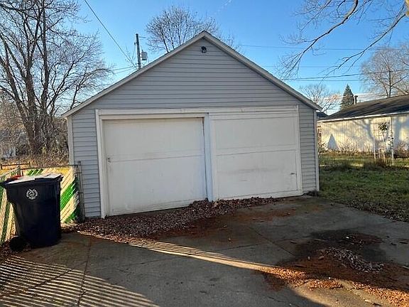 2nd image of 250 E 15th St