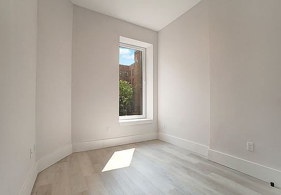 3rd image of 324 E 116th St #3F