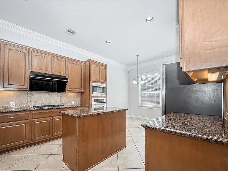 1522 Olive Park — Photo 10