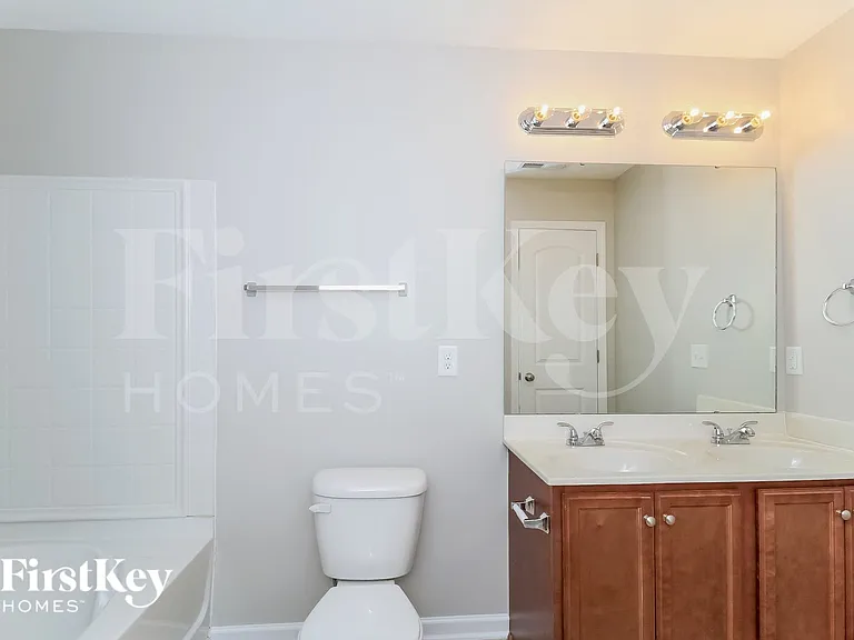 545 Lakewood Glen Ct — Photo 8