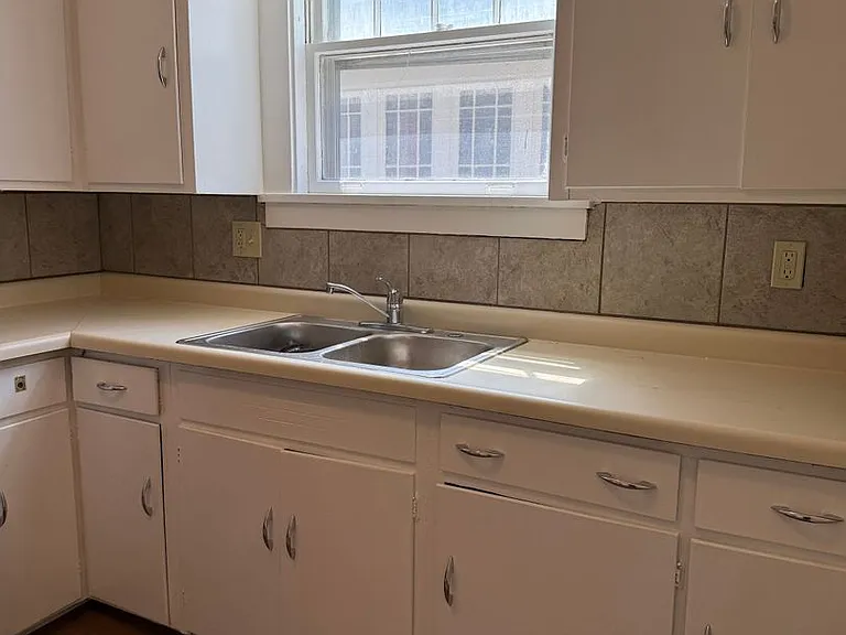 306 N Locust St — Photo 3