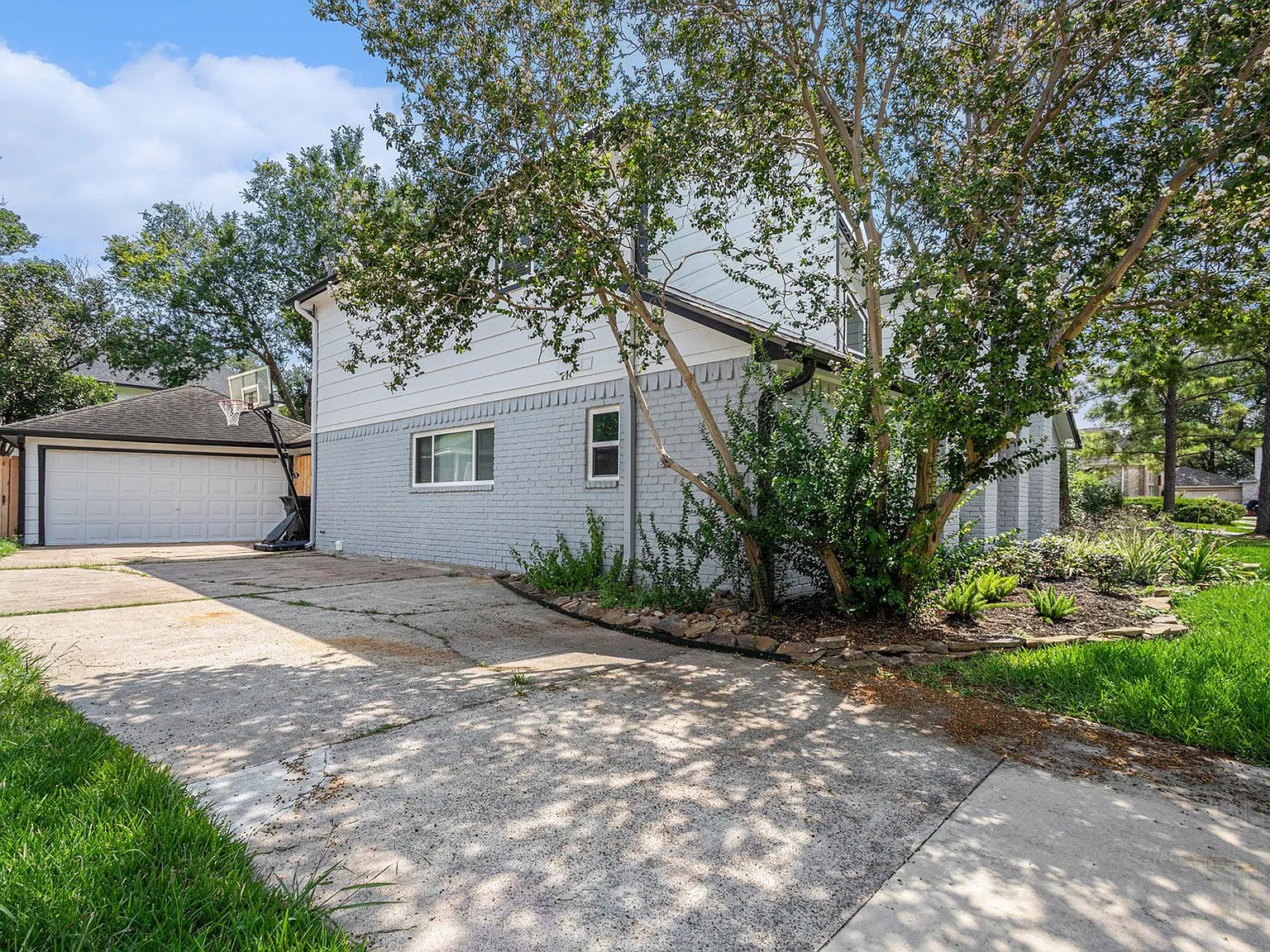 4 bed, 2.5 bath, 2194 sqft, $2,700 — Photo 2