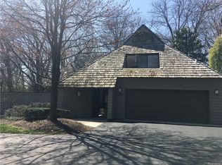 957 Bloomfield Xing #1, Bloomfield Hills, MI 48304