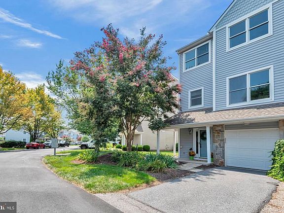 2nd image of 108 Blenny Ln